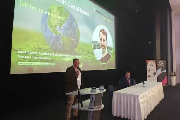 GenAI a budoucnost GIS: Karel Charvát představil na GIVS 2026 novou roli AI v geoinformatice